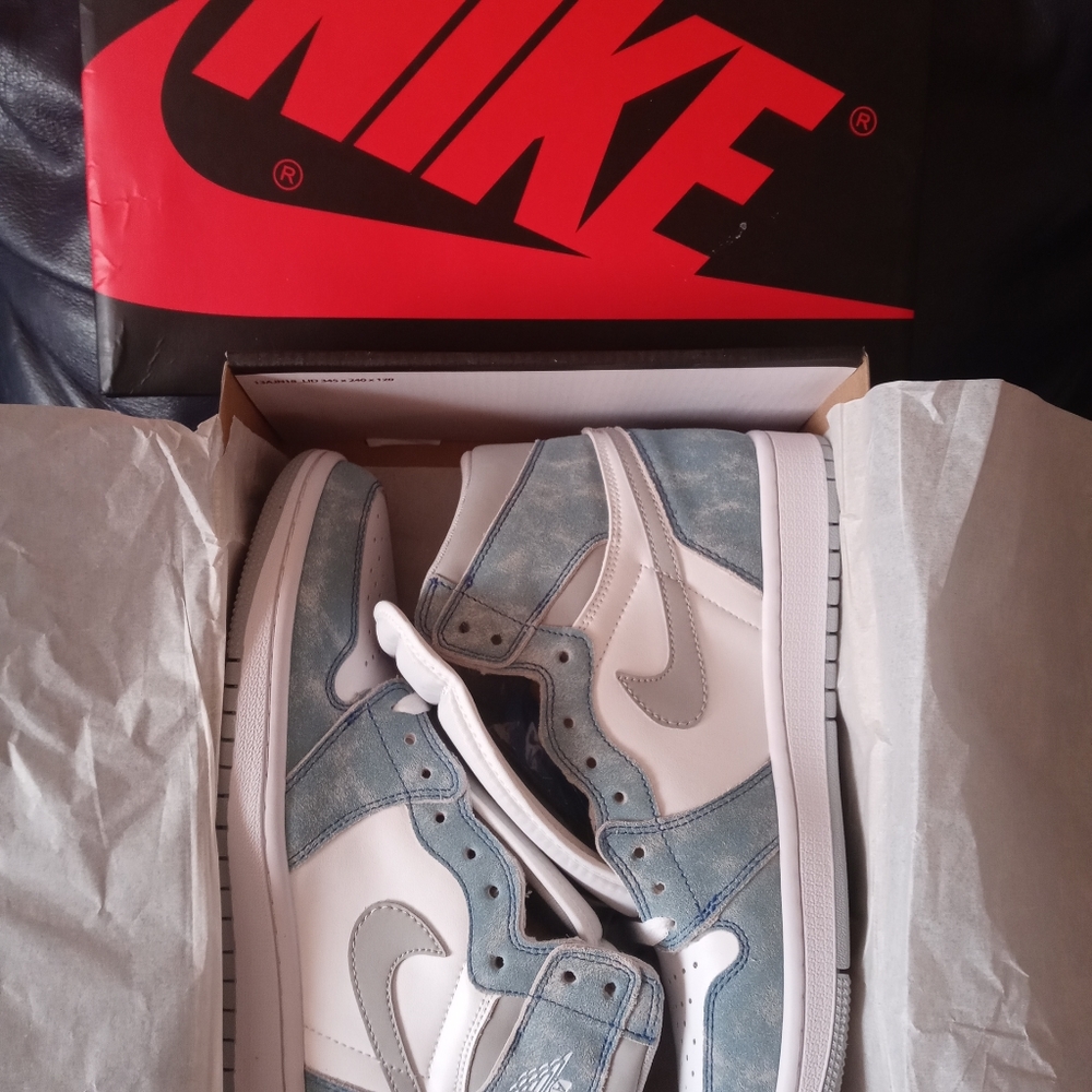 Air Jordan 1 Retro High OG Hyper Blue